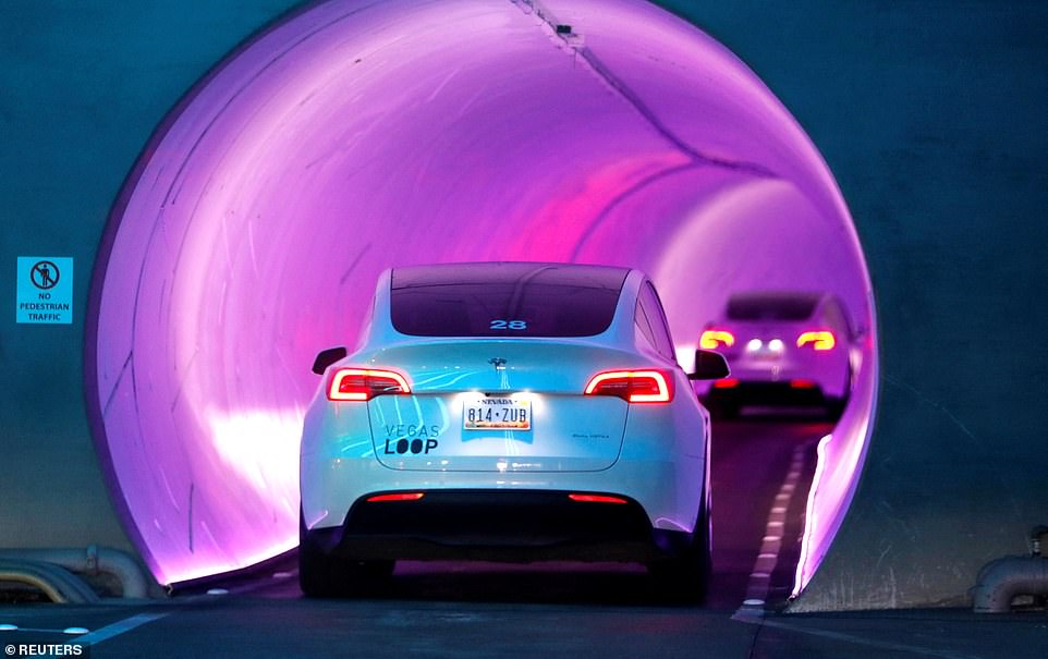 انتعاش في أسهم تسلا منذ ذلك الحين يعني أن Musk الآن ثروة قدرها 310 مليار جنيه إسترليني مقارنة بـ Ellison بقيمة 260 مليار جنيه إسترليني. نُشرت الإيداعات بصفتها روبن دنهولم ، رئيس تسلا روبن دنهولم ، للدفاع عن خطة الشركة لتسليم حزمة دفع بقيمة 1TRIGHT (740 مليار جنيه إسترليني) خلال العقد المقبل إذا تم ضرب أهداف مختلفة.