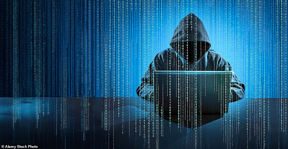 أرسل هذا المتسوقين إلى المنافسين ، بما في ذلك التالي ، الذي يبيع العديد من العلامات التجارية الطرف الثالث على الإنترنت. تتوقع M&S الحصول على أرباح بقيمة 300 مليون جنيه إسترليني هذا العام. لكن بوس ماشين وصف الاختراق بأنه عثرة في الطريق وقال إنه لن يوقف إحياء العمل.