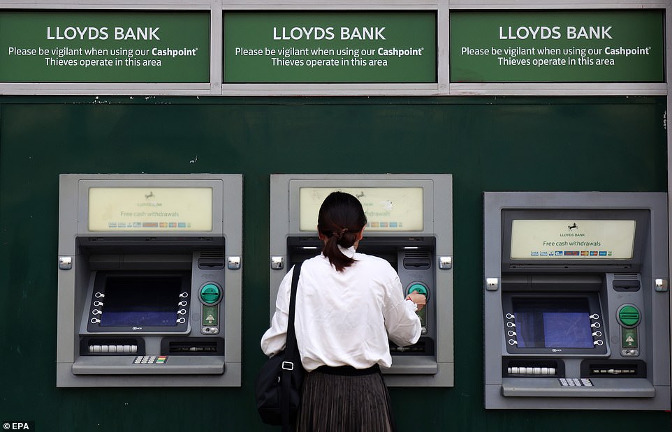 تكلف حسابات Lloyds Premier 15 جنيهًا إسترلينيًا شهريًا ، ولكن يتم التنازل عن الرسوم إذا كان حامل الحساب يدفع بمبلغ 5000 جنيه إسترليني شهريًا أو لديه 100000 جنيه إسترليني من المدخرات أو الاستثمارات المؤهلة. يقول لويدز إن Lloyds Premier Perks تبلغ قيمتها 100 جنيه إسترليني شهريًا.