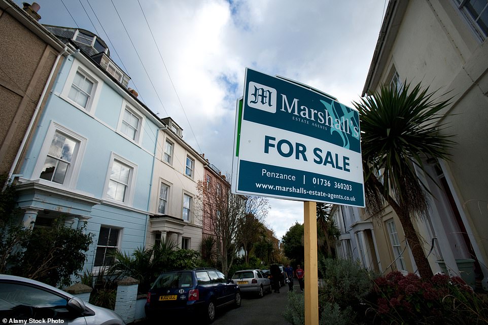 لكن تحديثًا من Barratt Redrow ، أكبر مطور في البلاد ، سيظهر هذا الأسبوع أنه قد تم قطع عمله بعد أن أظهرت الأرقام الرسمية أن بناء المنازل في أدنى مستوياته منذ عام 2016 خارج الوباء. ستكشف شركة FTSE 100 عن أنها بنيت 16،565 منزلًا في 12 شهرًا حتى 29 يونيو من 17،972 في العام السابق عندما كان المحافظون في السلطة.