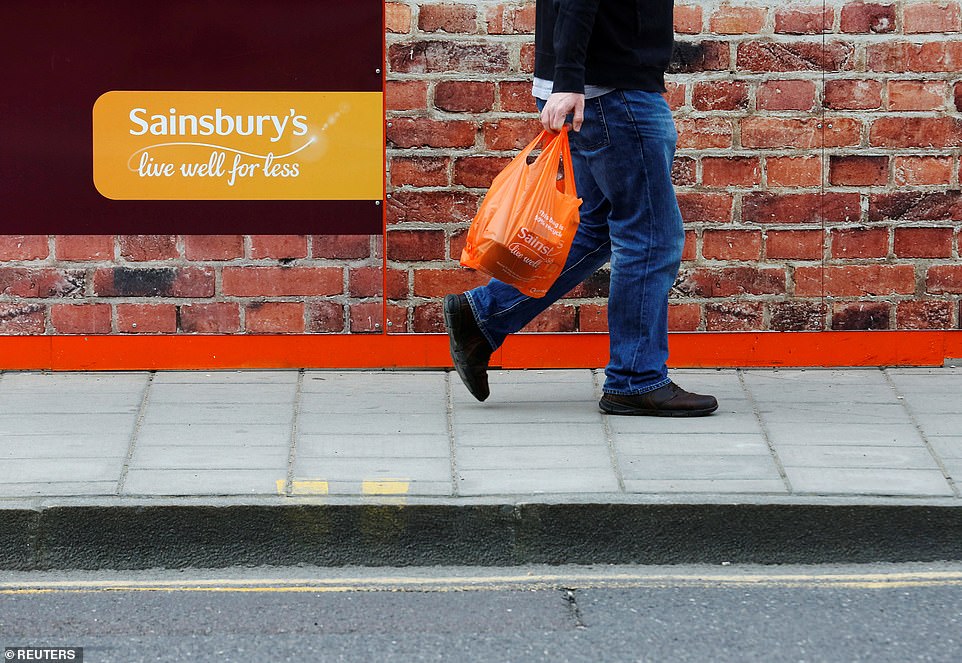 قال Sainsbury's يوم الاثنين: 'Argos هو ثاني أكبر تاجر تجزئة في المملكة المتحدة للبضائع ، مع ثالث موقع تجزئة أكثر زيارة في المملكة المتحدة وأكثر من 1100 نقطة جمع. يلتزم Sainsbury بتقديم أقوى وأكثرها نجاحًا لعملاء Argos وزملاؤه و 