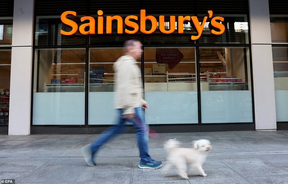 في Sainsbury's ، زاد الإنفاق خلال Tills بنسبة 5.4 في المائة ، حيث حصل على حصتها في السوق إلى 15.1 في المائة. كانت LIDL أسرع الطوب نموذجيًا وتجزئًا في ملاط ​​الهاون بزيادة مبيعات بنسبة 11.0 في المائة - مما زاد من حصتها إلى 8.2 في المائة ، بزيادة عن 7.8 في المائة في عام 2024. احتفظ زميله الألماني Aldi بنسبة 10.7 في المائة مع زيادة الإنفاق بنسبة 4.7 في المائة. لدى موريسون 8.4 في المائة ، في حين أن ASDA لديها 11.8 في المائة. نمت مبيعات المنازل في أيسلندا بنسبة 4.7 في المائة مع بقاء حصتها بنسبة 2.3 في المائة ، في حين أن Co-OP لديها 5.4 في المائة من السوق.