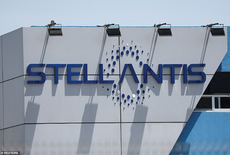 وجد Stellantis أن هناك 49 سيارة تحت 15000 يورو معروضة للبيع في عام 2019 ، لكن هذا الرقم انخفض إلى واحد فقط في عام 2025. يستهدف الاتحاد الأوروبي حظر احتراق داخلي صارم لعام 2035 ، لكن الشركات المصنعة تدعو إلى اللوائح المريحة التي ستشمل تقييم انبعاثات CO2 من دورة الحياة.