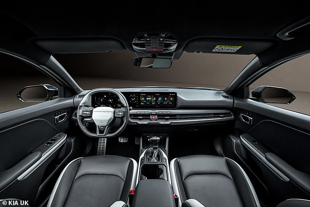 يستلزم Hatchback الجديد إلهامًا كبيرًا من EV4 Hatchback ، مع نفس الشاشة التي تعمل باللمس المزدوجة الكبير بحجم 12.3 بوصة (التي تمتزج في لوحة واحدة) مثبتة على الاندفاع. هناك أزرار مادية أيضًا