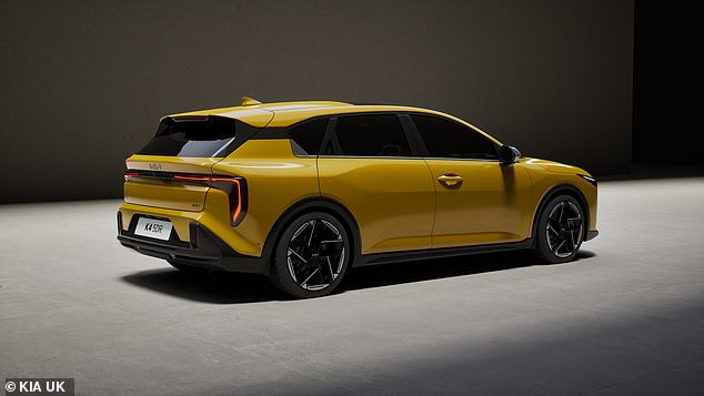 لم يتم تأكيد الأسعار بعد ولكن بدأت CEED من أكثر من 25000 جنيه إسترليني وتبدأ VW Golf من ما يزيد قليلاً عن 28000 جنيه إسترليني ، لذلك من المحتمل أن تصل إلى نقطة السعر بين الاثنين