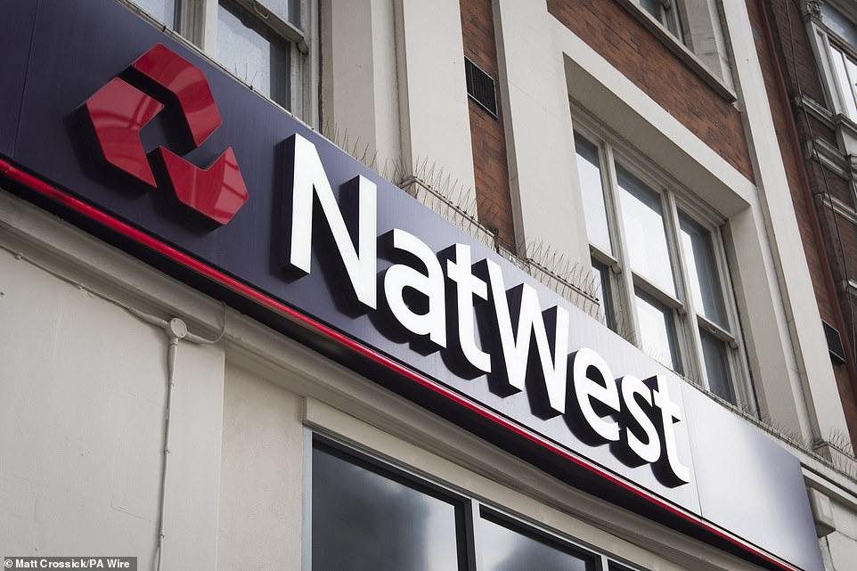 تدفع NatWest للعملاء 175 جنيهًا إسترلينيًا إذا تحركوا باستخدام خدمة تبديل الحساب الجاري. سيكون للعملاء الذين يقومون بالتبديل إلى NatWest Select أو مكافأة أو Premier Select أو Premier Rewardات مؤهلين للحصول على نقود التبديل. تحتوي صفقة التبديل من NatWest على الحد الأدنى من الأطواق التي تقفز فيها وهي مفتوحة للعملاء الجدد الذين يفتحون أحد حساباتها الجارية ، ويدعون 1250 جنيهًا إسترلينيًا وتسجيل الدخول إلى تطبيق الهاتف المحمول في غضون 60 يومًا.