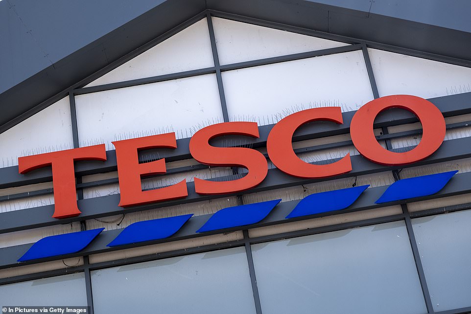 تعد Kingfisher Tesco و Marks & Spencer ومالك B & Q هي سلاسل المتاجر المملكة المتحدة الوحيدة المدرجة التي حصلت على أرباح بقيمة مليار جنيه إسترليني في عام واحد. تراجعت الأسهم التالية أكثر من 6 في المائة في التداول المبكرة إلى 11265 بكسل. يعتبر التالي بمثابة جرس لقطاع البيع بالتجزئة في المملكة المتحدة وإنفاق المستهلك لأن أدائها يمكن أن يشير إلى اتجاهات اقتصادية أوسع.