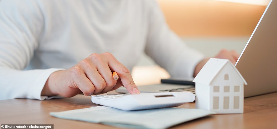 أي تغييرات على مبالغ مقطوعة معفاة من الضرائب ستكون أيضًا خطوة أخرى من المحتمل أن تثبط المدخرات عن تحويل الأموال التي تمس الحاجة إليها إلى معاشات تقاعدية غير ممولة. كان يُنظر إلى خفض العتبة المعفاة من الضرائب على أنه هدف مغري للسيدة ريفز قبل ميزانية العام الماضي ، مما تسبب في سحب عشرات المدخرين قبل الأوان معفاة من الضرائب فقط حتى تتركها بمفردها. تتصاعد المخاوف مرة أخرى أنه ما لم يرد الخزانة تكهنات ، فإن المدخرين سوف يتطلعون إلى سحب مبالغ إجمالية.