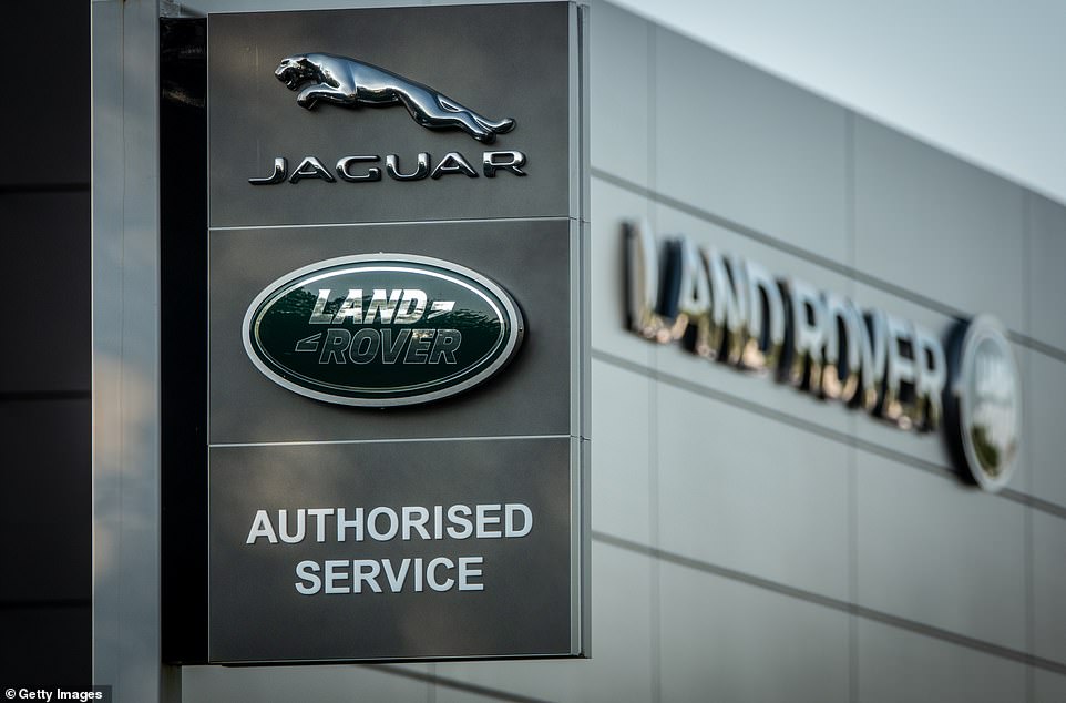 وقالت الحكومة في بيان إنها تعمل مع JLR لفهم التأثيرات على سلسلة التوريد ، ودعم إعادة تشغيل الإنتاج. تقول سارة كومبيز ، النائب العمالي لـ West Bromwich ، إن الحكومة تدرس خيارات متعددة لكنها لم تقرر بعد الرد. وقال متحدث ، AM لـ JLR: 