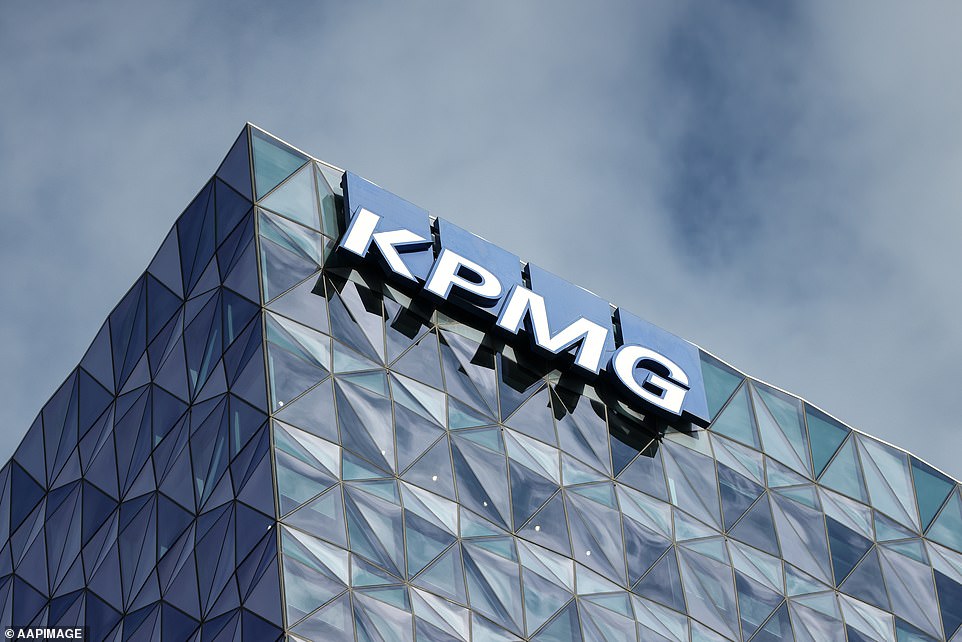 تتوقع KPMG أن يبقى التضخم أعلى من هدف 2 في المائة في أواخر عام 2026 ، حيث بلغ ذروتها بنسبة 4 في المائة هذا الخريف مع ارتفاع أسعار المواد الغذائية التي تصل إلى المستهلكين. وقال التقرير إن 