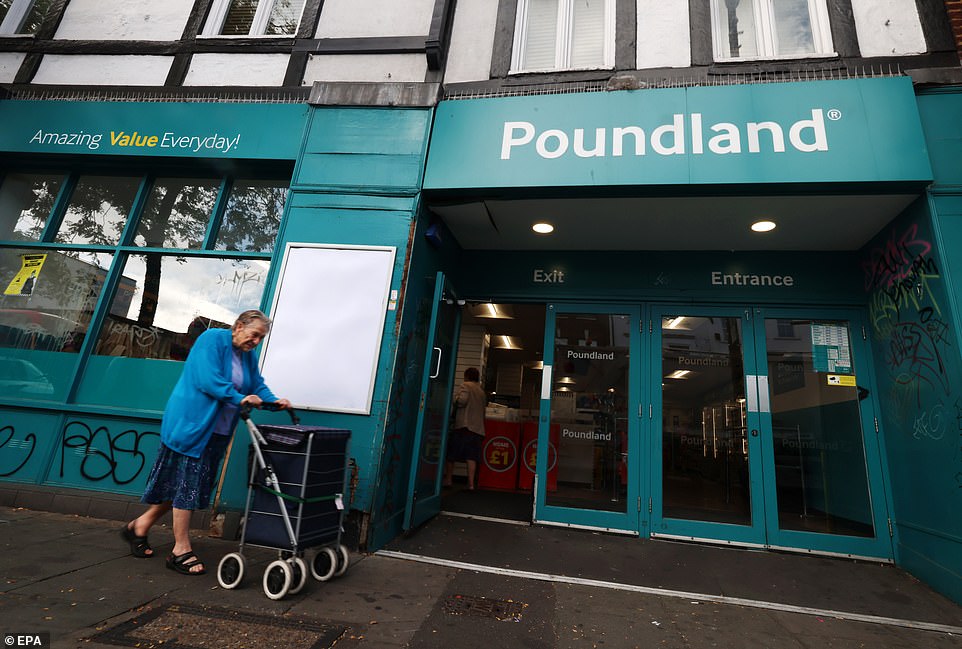 أغلقت سلسلة البيع بالتجزئة بخصم Poundland مجموعة من المتاجر بعد توليها شركة الاستثمار Gordon Brothers. في دفعة نادرة للمحلات التجارية ، ارتفعت أحجام مبيعات التجزئة بنسبة 0.5 في المائة في الشهر الماضي ، أفضل قليلاً مما توقعه المحللون. صن شاين ، عطلة نهاية الأسبوع المصرفية وخفض أسعار الفائدة في تشجيع الناس على الإنفاق. ومع ذلك ، لا تزال الأحجام قد انخفضت خلال الأشهر الثلاثة الماضية مع استمرار المستهلكين في الكفاح مع تكلفة المعيشة. قال مكتب الإحصاءات الوطنية (ONS) إن متاجر الملابس والجزارين والخبازين والتسوق عبر الإنترنت كانوا من بين الفنانين الأقوياء الشهر الماضي.