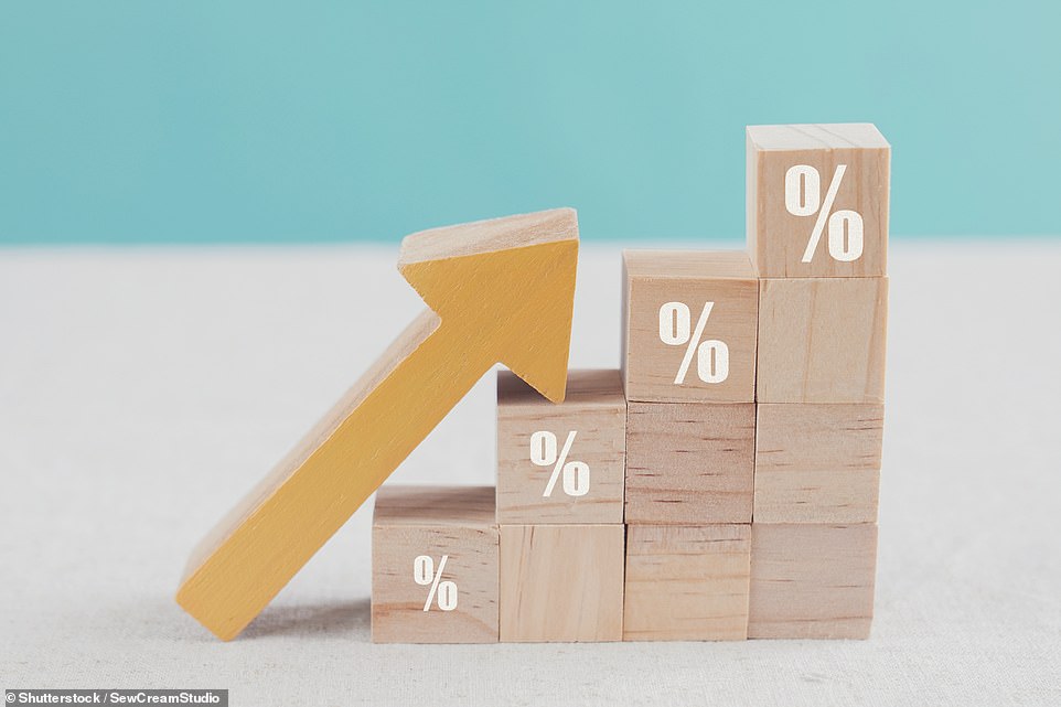 حتى أنه حث السيدة ريفز على وضع ضريبة الدخل من قبل 2p ¿كسر بيان العمال ¿ودعت إلى الرسوم على كل شيء من رقائق البطاطس والشوكولاتة إلى الرحلات الجوية والمعاشات التقاعدية الطويلة. يعد التقرير مهمًا بسبب الدور المؤثر بشكل متزايد في صياغة السياسة الحكومية ، مع رئيسه السابق ، وزير المعاشات Torsten Bell ، الذي يلعب دورًا رئيسيًا في كتابة ميزانية نوفمبر.