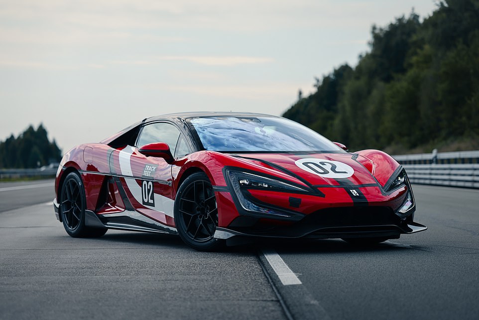 يعد Yangwang U9 Xtreme HyperCar EV نسخة ترقية من HyperCar U9 للبيع الآن في الصين. لا يتم صنع سوى 30 U9 Xtremes على مستوى العالم ، ومن المحتمل أن تأتي بسعر مضخم بشكل كبير مقارنة بـ 200000 جنيه إسترليني. ومع ذلك ، قد لا يزال U9X يعيدك أقل بكثير من 3.5 مليون يورو Bugatti Chiron Super Sport 300+. كانت اللحظة ذات السرعة العالية في الصين ، حيث قال يانغوانج إن سجل السرعة العالمي الجديد 