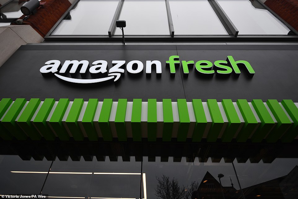 وأضاف أمازون أنها أطلقت الآن عملية استشارة تقترح إغلاق متاجر Amazon Fresh UK. إنه يشاور مع الموظفين في المواقع ، التي توظف حوالي 250 موظفًا. جميع الفروع في لندن الكبرى بصرف النظر عن واحدة من كل سبعة ، كنت. ومع ذلك ، فإنه لا يتأثر جميع العمال ويخططون لتقديم أدوار جديدة للموظفين المتأثرين في أجزاء أخرى من العمل.