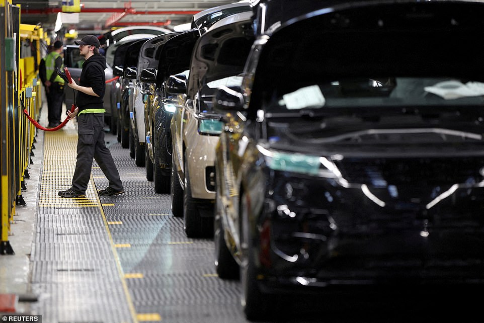 قال كايل: ¿أعلم أن هذا وقت مثير للقلق لجميع المتضررين. يعد الحصول على JLR عبر الإنترنت في أقرب وقت ممكن أولوياتي القصوى. هذه الحكومة إلى جانب قطاع السيارات الرائد في العالم. نحن نبذل كل ما في وسعنا لتقليل تأثير هذا الحادث. قال JLR: ars يبقى تركيزنا على دعم العملاء والموردين والزملاء وتجار التجزئة الذين يظلون مفتوحين. نحن ندرك تمامًا أن هذا وقت صعب للجميع على اتصال مع JLR ونشكر الجميع على دعمهم المستمر وصبرهم.