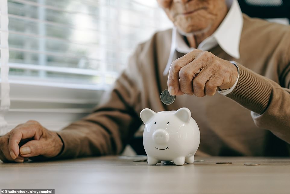 إن نظام المساعدة لتوفير هو إحدى الطرق التي يمكن أن تبدأ بها الدخل المنخفض في بناء وعاء التوفير والمرونة المالية. يمكنك فتح مساعدة لتوفير الحساب إذا كنت تتلقى رصيدًا عالميًا وكنت قد حصلت على رواتب من المنزل بقيمة 1 جنيه إسترليني أو أكثر في فترة التقييم الشهرية الأخيرة. للمطالبة بالائتمان الشامل ، يجب أن تكون تحت سن الدولة ولديك قدره 16000 جنيه إسترليني أو أقل من الأموال والمدخرات والاستثمارات.
