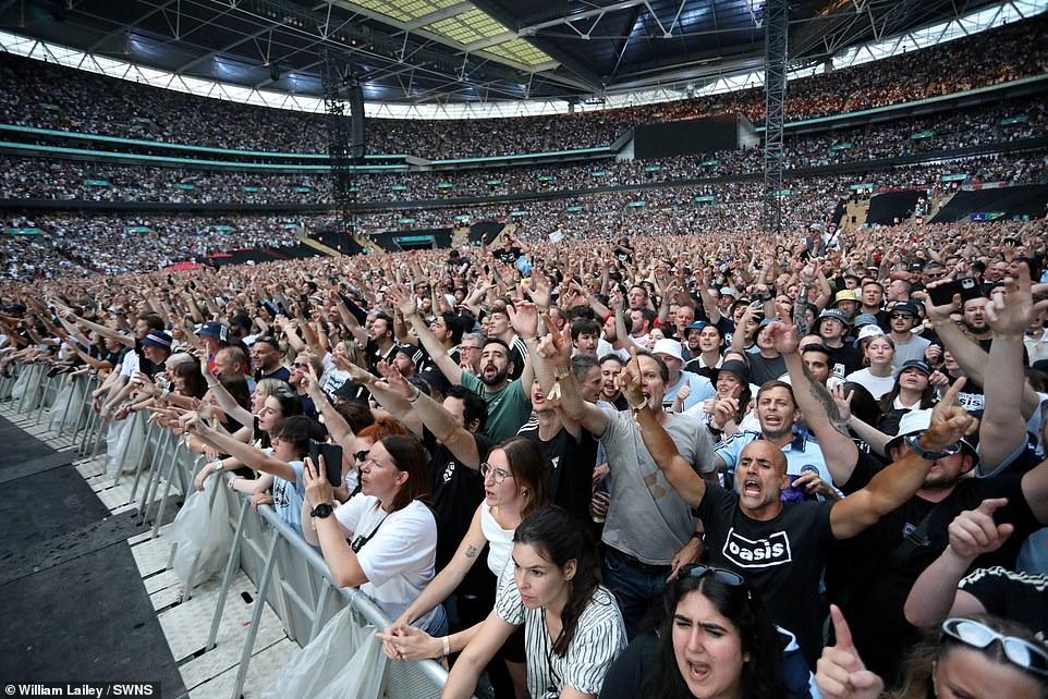 لم يتم أيضًا إخبار عشاق Oasis بأن أسعار التذاكر لـ Britpop Legends 'Reunion Gig سترتفع مع بيع خيار أرخص. تركت استراتيجية مبيعات Ticketmaster لعرض البيع المشجعين غاضبين وأثارت في وقت لاحق التحقيق من قبل منظم المنافسة The CMA. الآن ، وعدت الشركة بإجراء تغييرات شاملة بعد نتائج التحقيق.