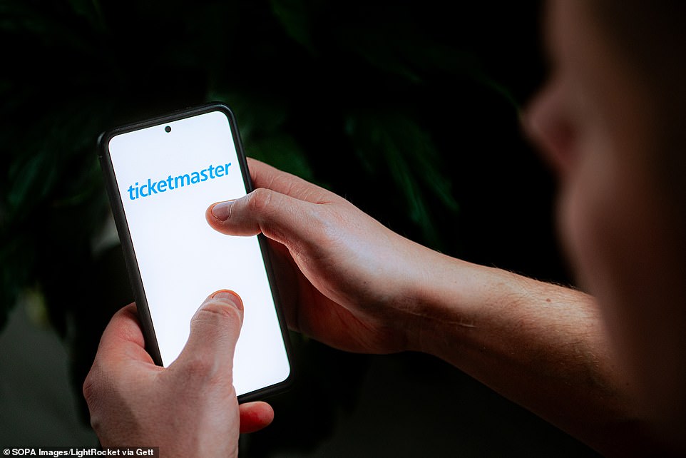 كانت CMA قد هددت من قبل الإجراءات القانونية في شهر مارس بشأن شكاوى حول كيفية بيع تذاكر جولة OASIS. تم بيع أكثر من 900،000 في أغسطس من العام الماضي. وجد التحقيق أن Ticketmaster لم يخبر المشجعين الذين ينتظرون في طوابير طويلة أن التذاكر الدائمة تم بيعها بأسعار مختلفة ، وأن الأسعار ستقفز بمجرد بيع التذاكر الرخيصة.