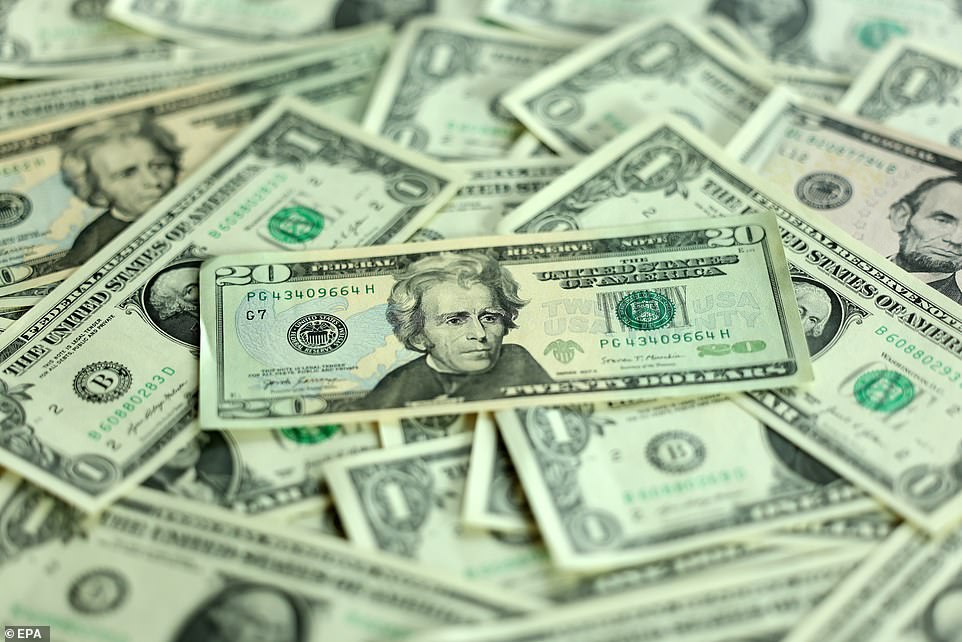 قال مكتب إدارة الديون إنه باع 1.25 مليار جنيه إسترليني من السندات الحكومية ، أو GILTS ، التي تنضج في عام 2034 ، بمعدل 4.5 في المائة ونسبة عرض إلى الغطاء-وهو مقياس للطلب في السوق-يبلغ 2.9 ومتوسط ​​عائد قدره 4.584 في المائة. مما يدل على كيفية تخفيف الطلب على المستثمرين ، وتجاوز بيع 1.5 مليار جنيه إسترليني لهذا السند نسبة تغطية قدرها 3.32 ومتوسط ​​عائد قدره 4.553 في المائة.