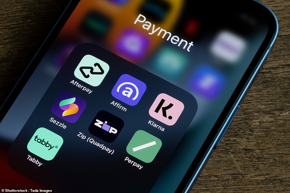 لا يتم تنظيم مخططات BNPL ، مثل Klarna و Clearpay من قبل سلطة السلوك المالي. نتيجة لذلك ، لا يستفيد العملاء من نفس الحماية مثل الائتمان الخاضع للتنظيم ، مثل تغطية القسم 75 أو الوصول إلى خدمة أمين المظالم المالي. يمكن أن تؤدي السداد المفقود أيضًا إلى رسوم متأخرة أو سجل ائتماني تالف أو حتى تحصيل الديون. هذه ليست المرة الأولى التي؟ أثارت مخاوف بشأن تجار التجزئة الذين يقدمون حوافز مرتبطة بائتمان BNPL.