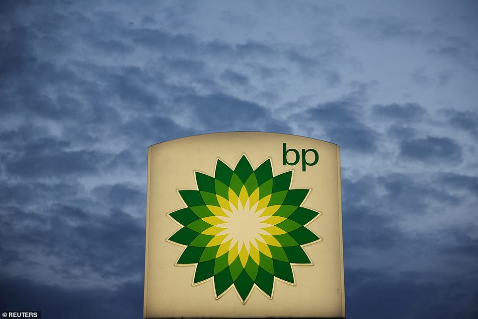 أشار BP إلى تباطؤ في التحسينات في كفاءة الطاقة ، مما يعني أن هناك حاجة إلى مزيد من الزيت. وقال كبير الاقتصاديين سبنسر ديل ، الذي جمع التوقعات ، إن الضعف المستمر الأخير كان عاملاً رئيسياً في تشكيل الطاقة العالمية على مدار السنوات الخمس الماضية. وقال ديل إنه على وجه الخصوص ، فقد دعم نمو مستمر مستمر في الوقود الأحفوري على الرغم من النمو السريع في الطاقة المنخفضة الكربون ، بقيادة الطاقة الشمسية والرياح.