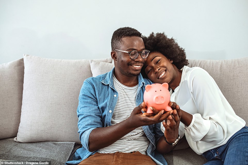 وثلاثة من كل عشرة أزواج على المدى الطويل يرفضون الحصول على واحدة تمامًا. تشمل أسباب التغلب على حساب مشترك إنفاق التوفير (20 في المائة) والرغبة في الاستقلال المالي (32 في المائة). بالإضافة إلى ذلك ، يصر 29 في المائة على أن كيفية إنفاق أموالهم لا يهم شريكهم ، ويصرت 13 في المائة على أن شريكهم لديه تصنيف ائتماني رهيب أو الكثير من الديون لمشاركة حساب معهم.