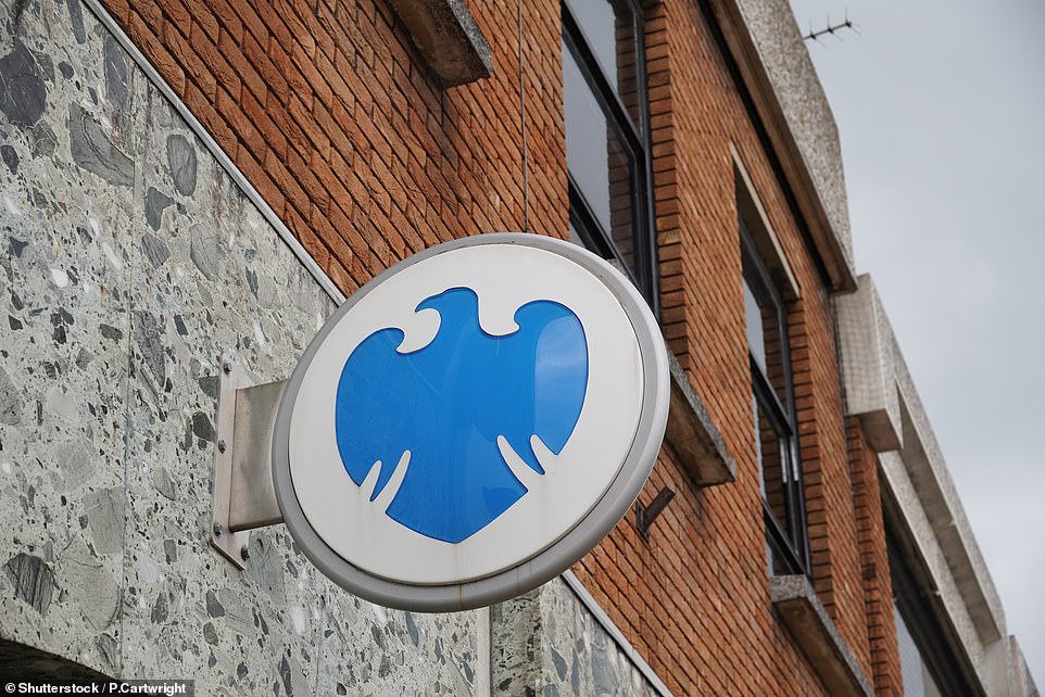 والأسرار لا تتوقف عند هذا الحد. يخبر ما يصل إلى 15 في المائة من البريطانيين أن النصف الآخرون يكسبون أقل مما يفعلون من أجل الحصول على المزيد من الدخل المتاح لبدلات التسوق. واحد من كل أربعة يذهب إلى حد إخفاء ارتفاع الأجور حتى يتمكنوا من الحفاظ على الأموال الإضافية لأنفسهم.