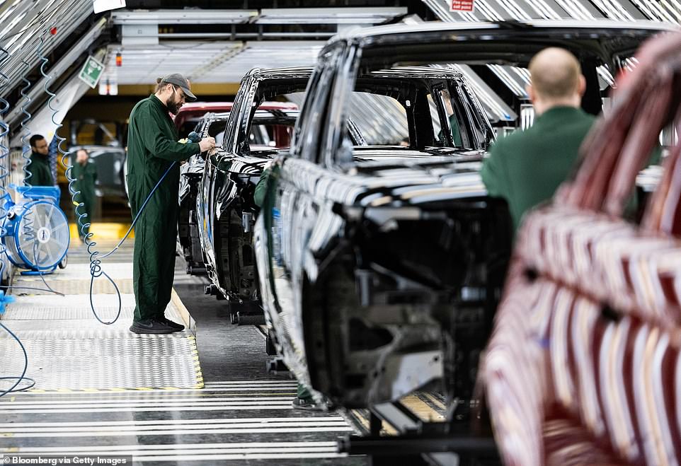 تم الاتصال بـ Tata Consultancy Services للتعليق. بينما لا يزال إنتاج السيارات معلقًا ، قال متحدث باسم Jaguar Land Rover: ' إن العمل التأسيسي لبرنامج الاسترداد الخاص بنا قيد التنفيذ ، ونشكر الجميع على اتصال مع JLR على دعمهم المستمر وصبرهم.