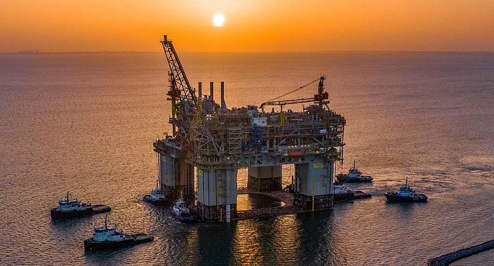 قامت شركة BP بإعادة تركيز الجهود على أعمالها الأساسية للنفط والغاز في ظل Auchincloss لأنها تجنب الدورة التي حددها سلفه برنارد لوني ، الذي استفاد من الاستثمار في مشاريع الطاقة المتجددة مثل Windfarms. وتأتي التغييرات بعد جمع الديون العملاقة للطاقة والمنافسين غير الأداء مثل شل وإكسون موبيل في السنوات الأخيرة.