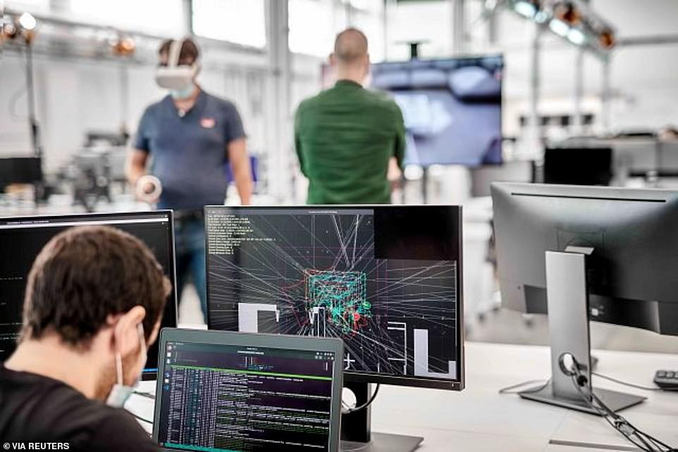 أعلنت Dyson ، التي يقع مقرها الرئيسي في سنغافورة منذ عام 2019 ، عن خطط لخفض ثلث القوى العاملة في المملكة المتحدة في وقت سابق من هذا العام ، وألومت باللوم على 