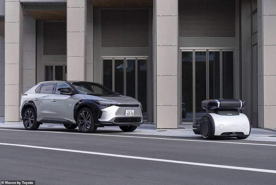 بالإضافة إلى استخدام سيارات BZ4X Electric الحالية للشركة (في الصورة) ، سيقوم أولئك الذين يعيشون في الموقع أيضًا بتقييم مجموعة من حلول الحركة الإلكترونية ، بما في ذلك ألواح الحواس