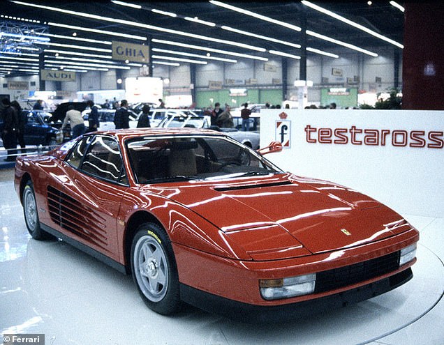 على الرغم من الشارة الشهيرة ، فإن Testarossa الجديد يحمل القليل من التشابه مع السيارة الأسطورية التي تشترك معها اسمًا لأول مرة في معرض باريس للسيارات في أكتوبر 1984 (في الصورة)