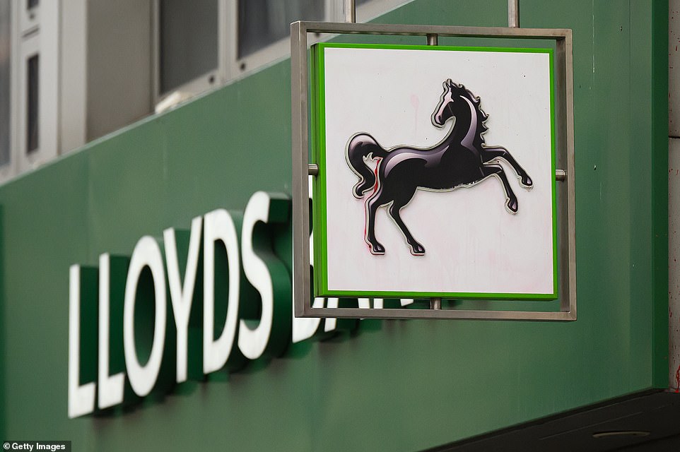 تم الإبلاغ عن أن بنك Lloyds قد تأثر بالانقطاع، حيث أبلغ العديد من عملاء Lloyds عن مشكلات في الوصول إلى خدماتهم المصرفية عبر الهاتف المحمول. وفي منشور على X، قال أحد عملاء Lloyds: