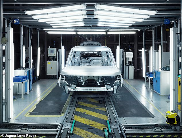 من المتوقع أن يعيد نباتات سيارات JLR في Halewood و Merseyside و Solihull في West Midlands (في الصورة) إعادة تشغيل الإنتاج هذا الأسبوع