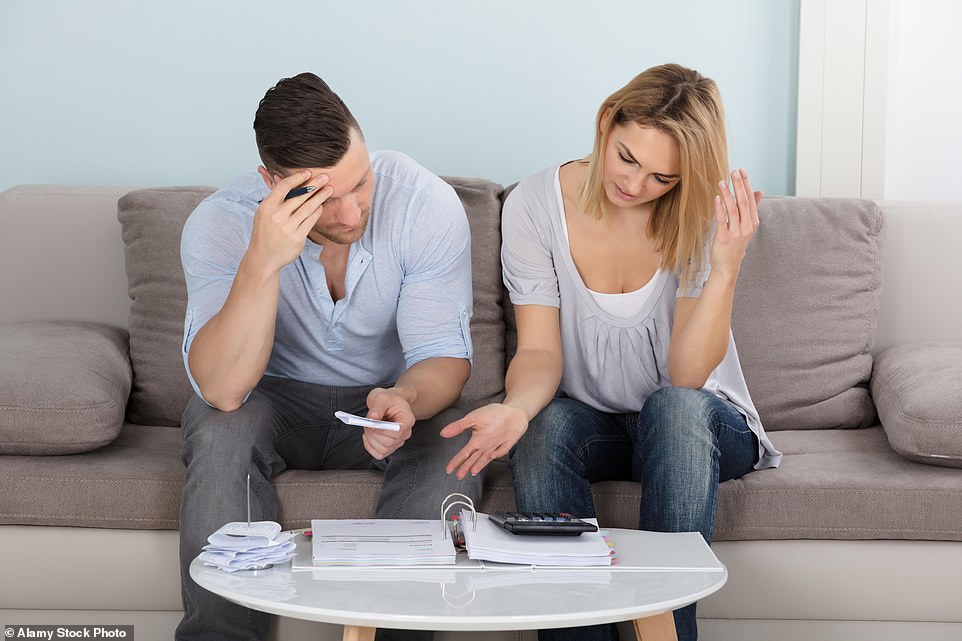وجد البحث أيضًا اختلافات كبيرة اعتمادًا على مدة الإسكان ونوع الأسرة. من المرجح أن يفوت المستأجرون الدفع - 13.9 في المائة - من أولئك الذين يمتلكون منزلهم بشكل صريح - 3 في المائة. كانت نسبة الأسر التي لديها أولياء أمور في سن العمل الذين أبلغوا عن فقدان دفعة 12.7 في المائة ، تليها 7.2 في المائة من غير المتماثلين في سن العمل ، و 1.4 في المائة فقط من المتقاعدين.