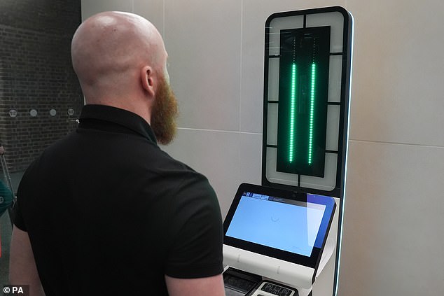 يستمر سجل EES الرقمي لمدة ثلاث سنوات ولأي زيارات أخرى خلال هذا الوقت ، تحتاج فقط إلى التحقق من بصمات الأصابع والصور