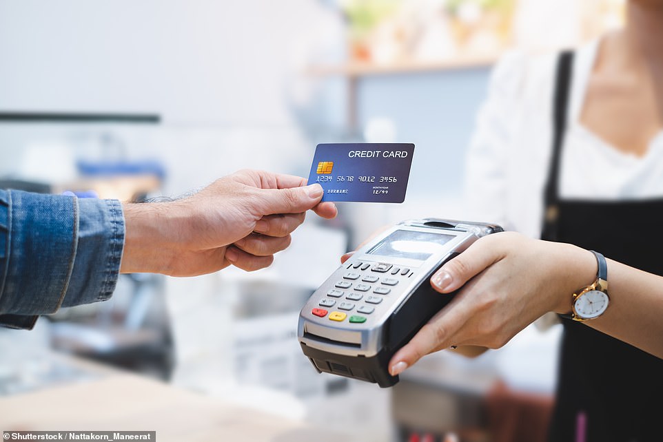 كانت البطاقات المادية والهاتف المحمول هي الطريقة الأكثر استخدامًا للدفع في المملكة المتحدة العام الماضي ، حيث تشكل 64 في المائة من جميع المعاملات. بلغ إجمالي عدد المدفوعات التي تم إجراؤها في المملكة المتحدة العام الماضي 48.6 مليار ، بزيادة 1.5 في المائة مقارنة مع 2023.