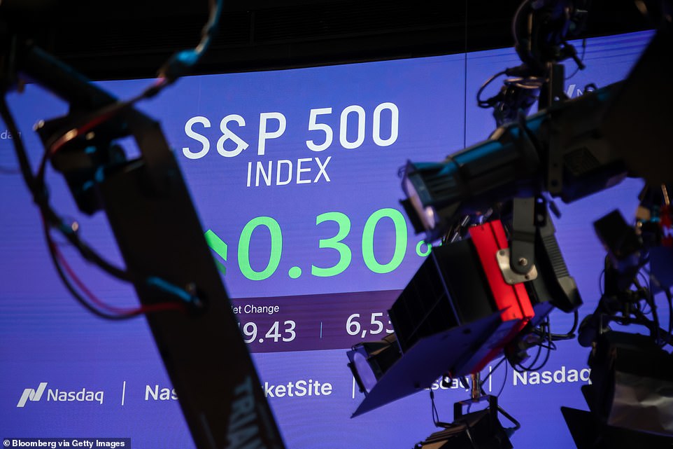 وقال روب دوبسون ، مدير شركة S&P Global Market Intelligence ، التي جمعت أرقام مديري المشتريات ، إنها تمثل أخبارًا مقلقة لصحة صناعة المملكة المتحدة. وأضاف: 
