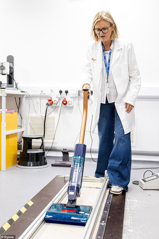 التجربة والخطأ: حصلت أليس على يد Dyson HQ - ووضع العديد من الفراغات عبر خطواتهم