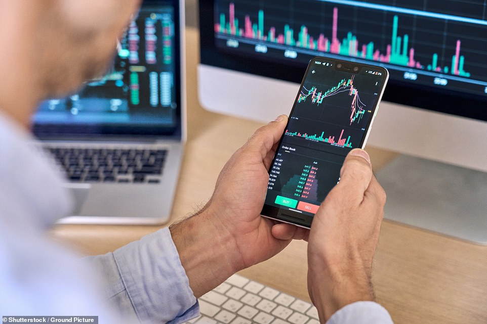 ذكرت صحيفة فاينانشال تايمز أن المستشار يفكر في تعزيز المدينة من خلال إعفاء المستثمرين من رسوم الدمغة على الأسهم في الشركات المدرجة حديثًا. هذا من شأنه أن يمد إعفاءًا ينطبق بالفعل على نقطة الإصدار للاكتتاب العام لمدة سنتين إلى ثلاث سنوات. وقالت وزارة الخزانة إن الحكومة كانت تجعل المملكة المتحدة أفضل مكان في العالم للشركات لبدء وتوسيع نطاقه وإقامةه والبقاء. تم إلقاء اللوم منذ فترة طويلة على رسوم Stamp On UK Surns ، التي تم فرضها بنسبة 0.5 في المائة ، في المدينة لإيقاف سوق الأوراق المالية.