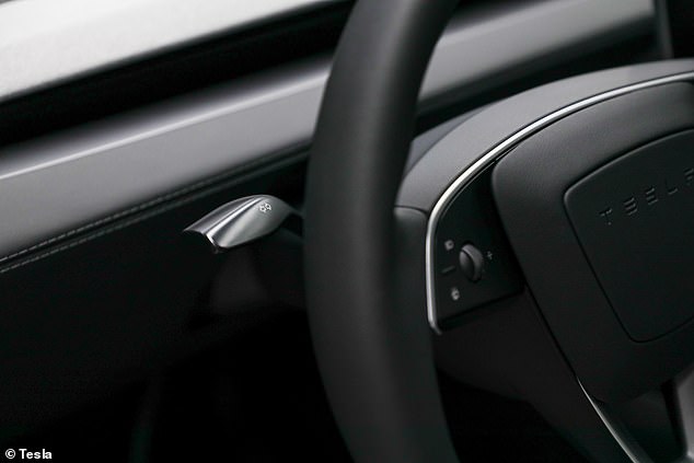 عودة الساق؛ تعيد ترقية طراز Tesla's Model 3 ساق المؤشر، مما يمثل انعطافًا على شكل حرف U على تصميم عجلة القيادة بدون ساق، والذي قدمته تسلا بشكل مثير للجدل في عام 2023