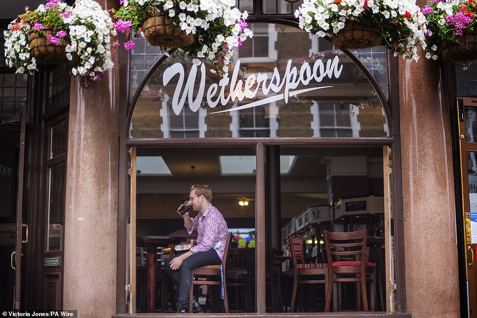 وأخبرت Wetherspoon المساهمين يوم الجمعة أن عناصر 