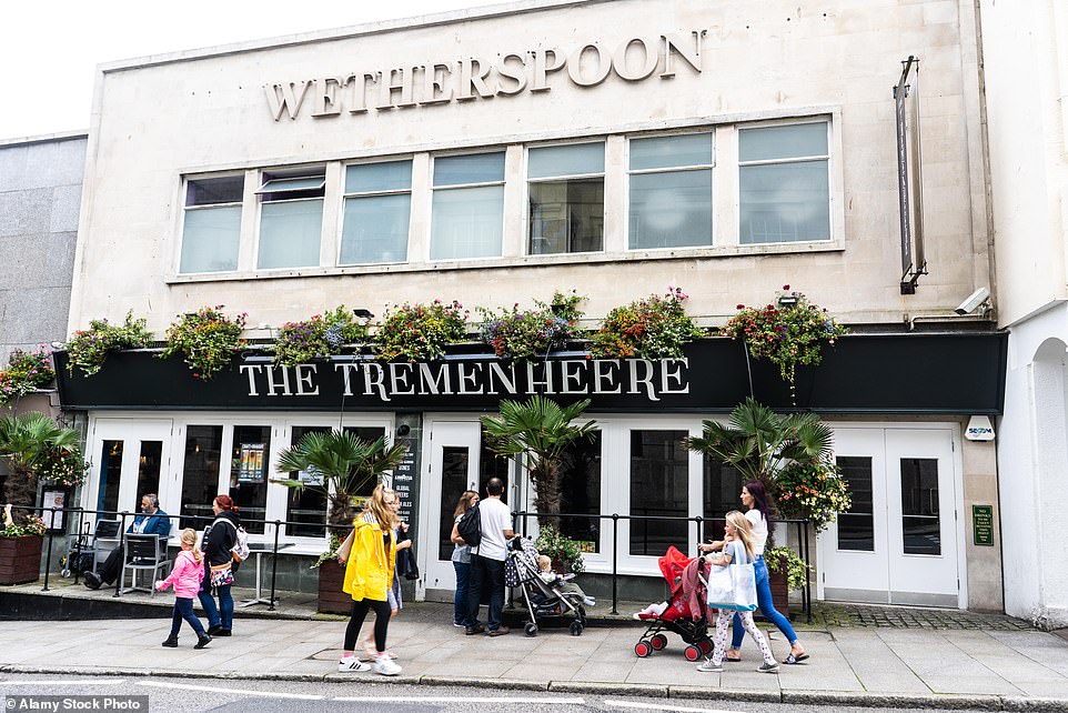 'Wetherspoon واثق من أنها ستوفر المزيد من الإيرادات الضريبية للحكومة في السنة المالية الحالية ، بينما يطمح إلى زيادة أرباح السهم في نفس الوقت. 