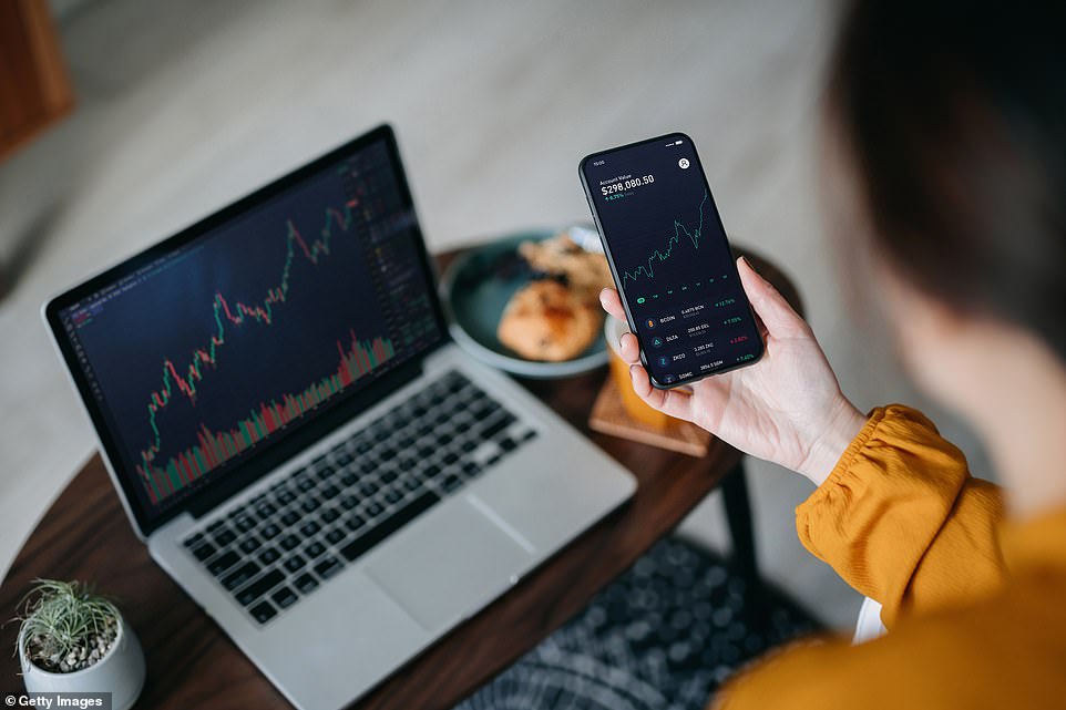 تداول 212* مقرها في المملكة المتحدة وتنظيمها ولكن نشأت في بلغاريا ، حيث يوجد مقرها الرئيسي. شهدت المنصة المستندة إلى التطبيق نموًا في الأرصاد الجوية بفضل تقديم رسوم التعامل مع أسهم خالية من الرسوم ورسوم حساب الصفر. إنها تجني أموالها من رسوم أخرى ، وخاصة رسوم صرف الأجنبية البالغة 0.15 في المائة. يمكنك شراء صناديق الاستثمار وتبادل الصناديق المتداولة ولكن ليس صناديق الاستثمار التقليدية. إنه تطبيق بقعة ، مع خدمة عملاء عبر الإنترنت ويقدم سعرًا نقديًا كبيرًا.