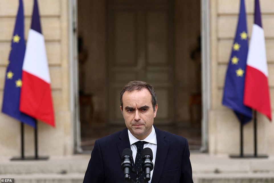 انخفض مؤشر سوق الأسهم CAC 40 في فرنسا بنسبة 2 في المائة في التداول المبكرة ، حيث تقود البنوك خسائر. ارتفع المؤشر بحوالي 7 في المائة لهذا العام ، لكنه تخلف عن مكاسب من رقمين يتمتع بها أقرانهم الأوروبيون.
