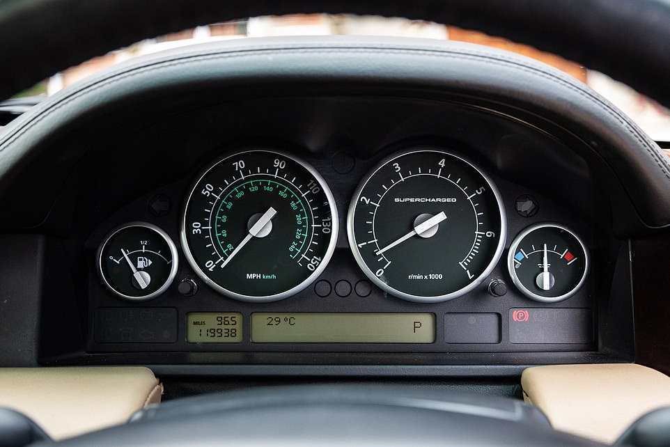 يتم شحن المركبات الباهظة الثمن ، بما في ذلك Range Rovers و Rolls-Royces ، إلى أوروبا الشرقية ، ثم تم تهريبها إلى روسيا لاستخدامها من خلال نخبة Kremlin التي تعرض للعقوبات. تظهر الطبيعة المتطورة للغاية للعصابات الإجرامية التي تغذي وباء سرقة السيارات البالغ 1.77 مليار جنيه إسترليني في السنة من خلال استخدامها لأجهزة عالية التقنية بقيمة 20.000 جنيه إسترليني لخداع أنظمة الدخول بدون مفتاح. ثم يتم نقل السيارات المسروقة بسرعة إلى دوفر وتحميلها على العبارات قبل أن يتفاعل الضحايا أو المقرضين أو الشرطة.
