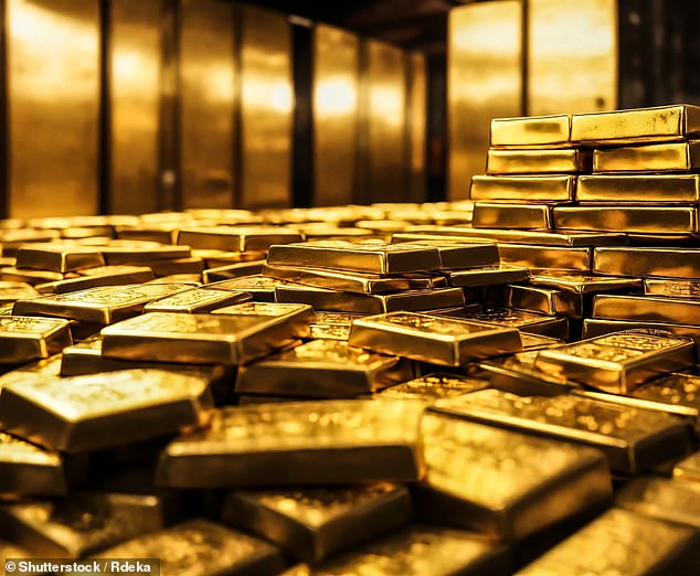 وارتفع سعر الذهب بنسبة 50 في المائة هذا العام ليصل إلى مستوى قياسي بلغ 4040 دولارا للأوقية