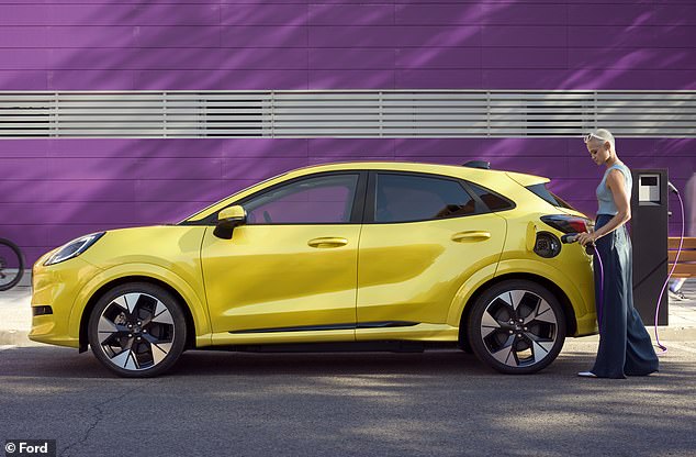 تُظهر بيانات الصناعة من Auto Trader أن الطلب على سيارة Ford Puma Gen-E EV (في الصورة) قد ارتفع بنسبة 540% منذ إطلاق المنحة، مع استفادة المشترين بشكل كامل من الحد الأقصى للمنحة البالغة 3750 جنيهًا إسترلينيًا