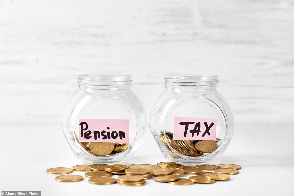 تقليديًا ، يأتي الجزء الأكبر من دخل التقاعد البريطانيين النموذجيين من معاش الدولة ومعاش عملهم ، مع أكثر من 80 في المائة من البالغين المسجلين في مخطط صاحب العمل. على الرغم من أن هذا لا يزال هو الحال ، إلا أن أبحاث تشيس تشير إلى أنه خلال العام الماضي ، قام المدخرون بتحويل الأموال إلى حساب التوفير الذي قد يكونون قد وضعوه في معاشهم أو استثمارهم. قال ما يقرب من نصف البالغين ، حوالي 48 في المائة ، إنهم يفضلون حاليًا توفير نقدًا بدلاً من وضع أموالهم في معاشاتهم التقاعدية أو استثماراتهم - على الرغم من أن الكثيرين كانوا يفعلون كليهما.