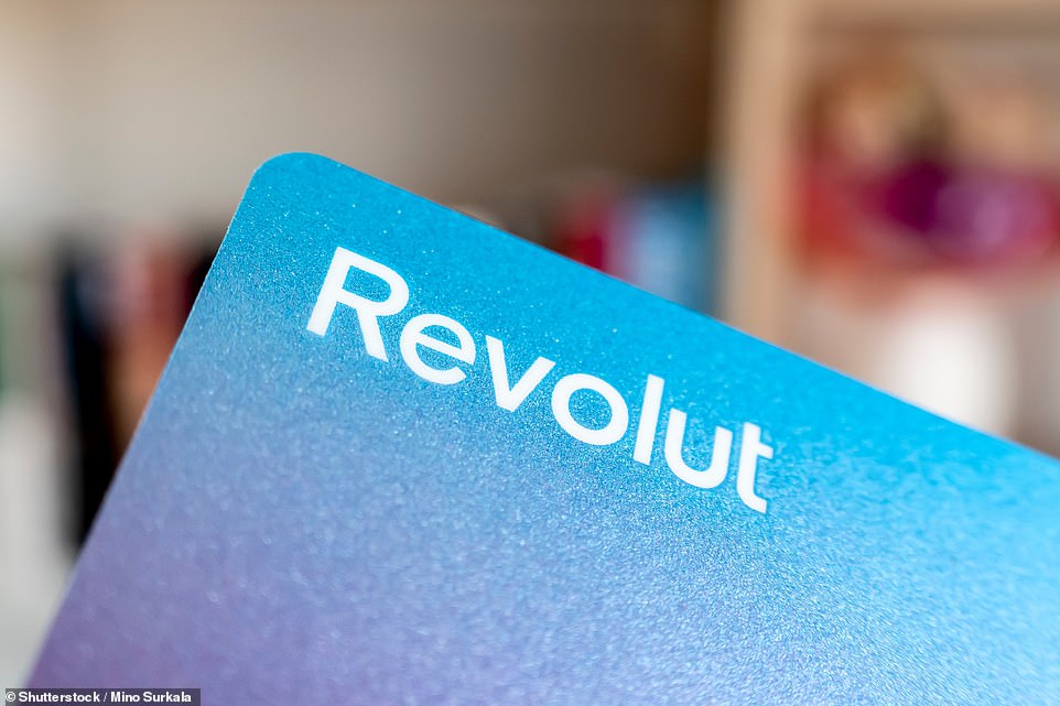 والتكهنات تتصاعد بأن Digital Bank Drovolut يفكر في قائمة مزدوجة في لندن ونيويورك. وقالت لورا يانسن ، رئيسة الخدمات المصرفية الاستثمارية الأوروبية في بيرنبرغ ، إن نهاية عام 2025 - قد تثبت نقطة تحول لسوق الاكتتاب العام في المملكة المتحدة.